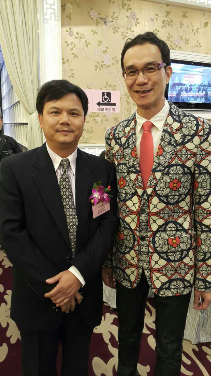 我基金會主席Mr. Mango Wong（右）與肇慶僑聯主席黃志堅（左）合影.JPG